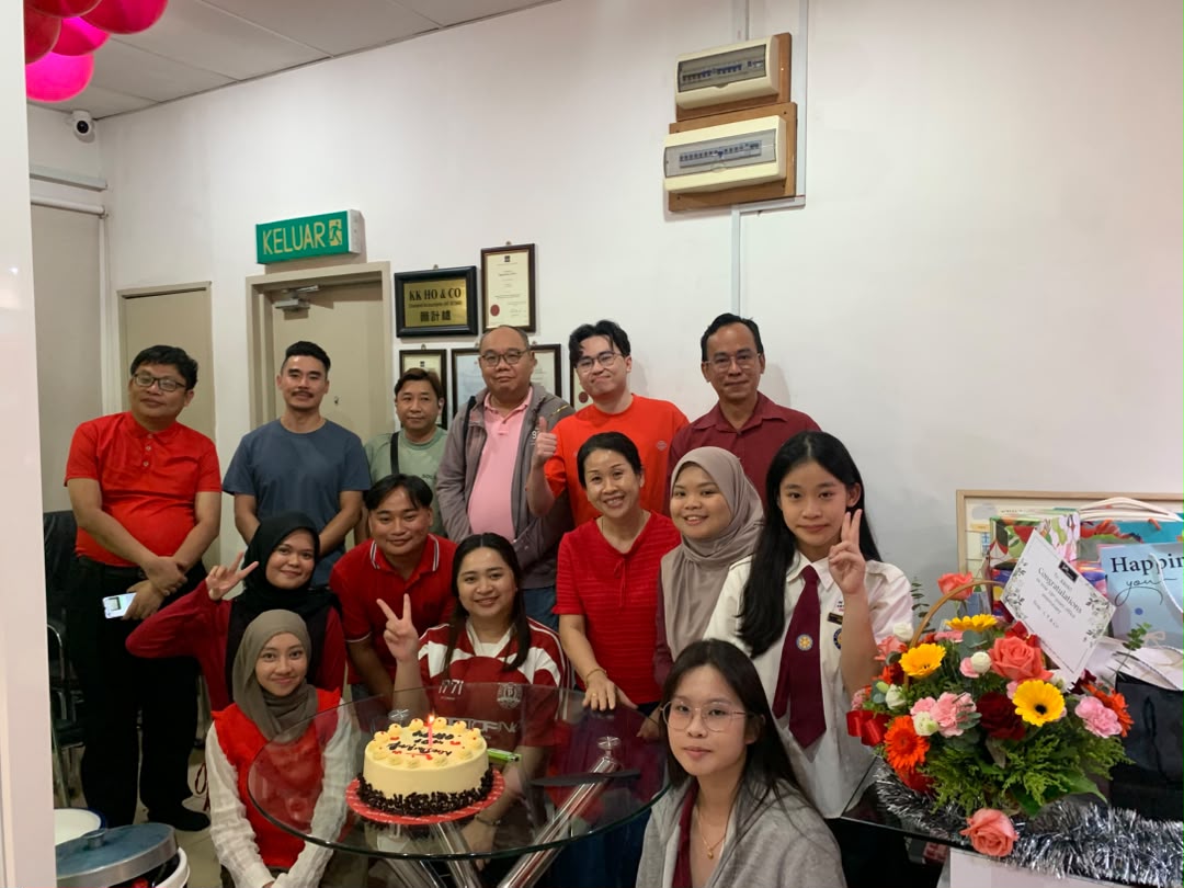 KKHO 18th anniversary group photo with cake