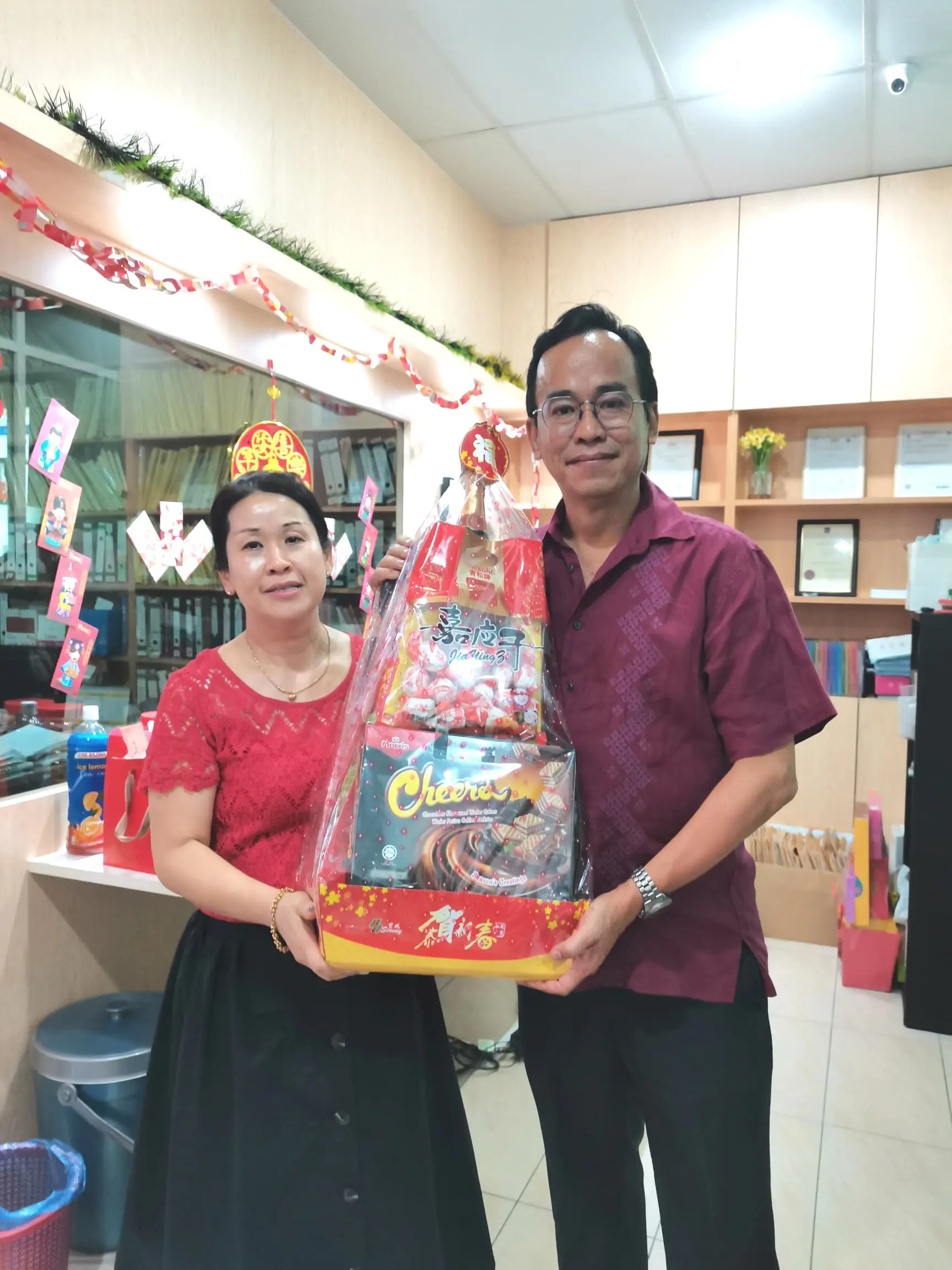 KKHO team with gift basket