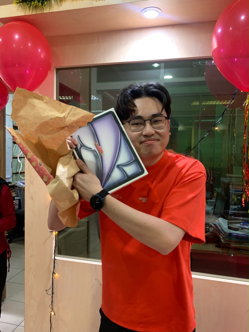 KKHO team member with anniversary gift