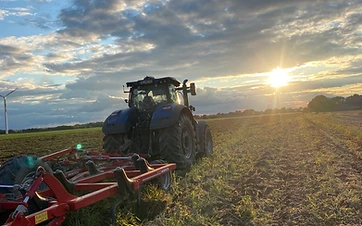 Landwirtschaftliche Dienstleistungen – Bodenbearbeitung & Rundballenpressen