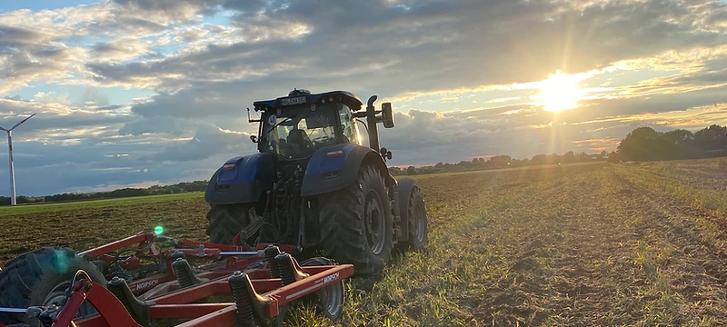 Landwirtschaftliche Dienstleistungen – Bodenbearbeitung & Rundballenpressen