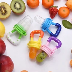 Tétines à fruits et fruits frais