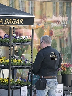 Butikens skyltfönster med blommor