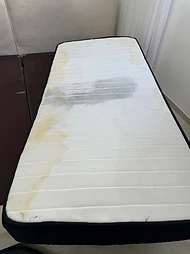 מזרן לפני ניקוי מקצועי על ידי Double Clean