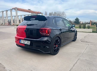 VW Polo mit rot-schwarzem Akzent