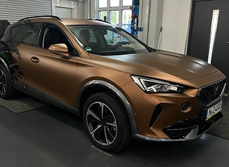 CUPRA in Bronze mit schwarzem Dekor
