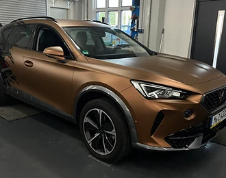 CUPRA in Bronze mit schwarzem Dekor – Projektansicht