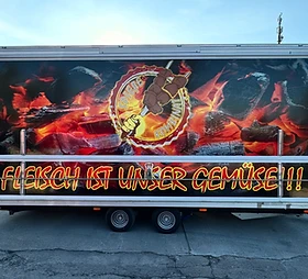 Grillanhänger mit Feuer- und Glutmotiv