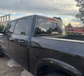 RAM 1500 mit dunkler Scheibentönung