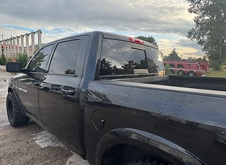 RAM 1500 mit dunkler Scheibentönung