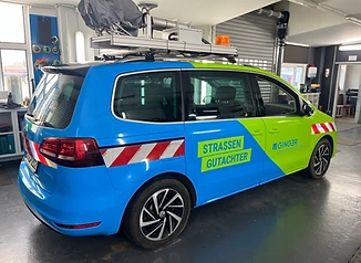 Straßengutachter im blau-grünen Firmendesign
