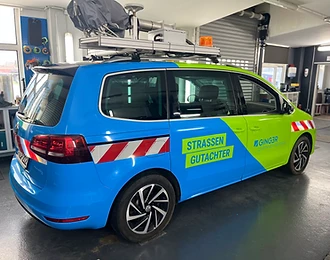 Straßengutachter im blau-grünen Firmendesign – Projektansicht