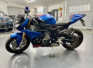 BMW Motorrad mit blauem Dekor