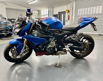 BMW Motorrad mit blauem Dekor – Projektansicht
