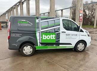 Stolarek-Transporter mit bott-Motiv