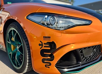 Alfa Romeo in Orange mit Kontrastdetails