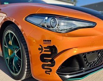 Alfa Romeo in Orange mit Kontrastdetails – Projektansicht