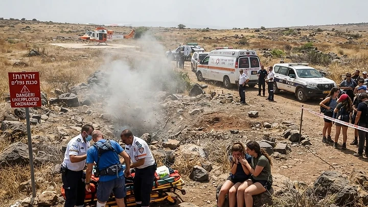 אירוע בטיחות חמור: מטיילים נפגעו מפיצוץ נפל בשטח פתוח - אירוע בטיחות קשה התרחש היום כאשר קבוצת מטיילים נתקלה בנפל תחמושת ישן שהתפוצץ. כוחות הצלה ומסוקים הוזנקו למקום כדי להעניק טיפול רפואי ולפנות את הנפגעים לבתי החולים.