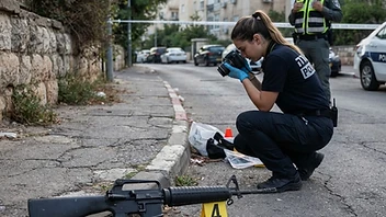 נעצר החשוד שנמלט במטע זיתים בכפר קרע; רובה M-16 אותר בזירה - כוחות משטרה ולוחמי מג"ב עצרו חשוד שנמלט במטע זיתים סמוך לכפר קרע, לאחר סריקות נרחבות שכללו סיוע מהאוויר. בסמוך למקום המעצר אותר רובה מסוג M-16, והחשוד הועבר לחקירה.