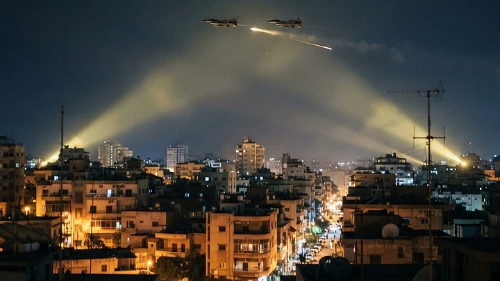 שמי ביירות בוערים: מטוסי קרב ישראליים בגיחה דרמטית מעל לב הבירה הלבנונית