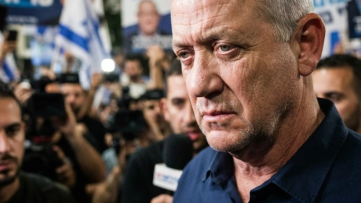 הפוליטיקה הישראלית בטירוף: בני גנץ נשבר ומאיים בפרישה – האם זה הסוף של 'המחנה הממלכתי'?!