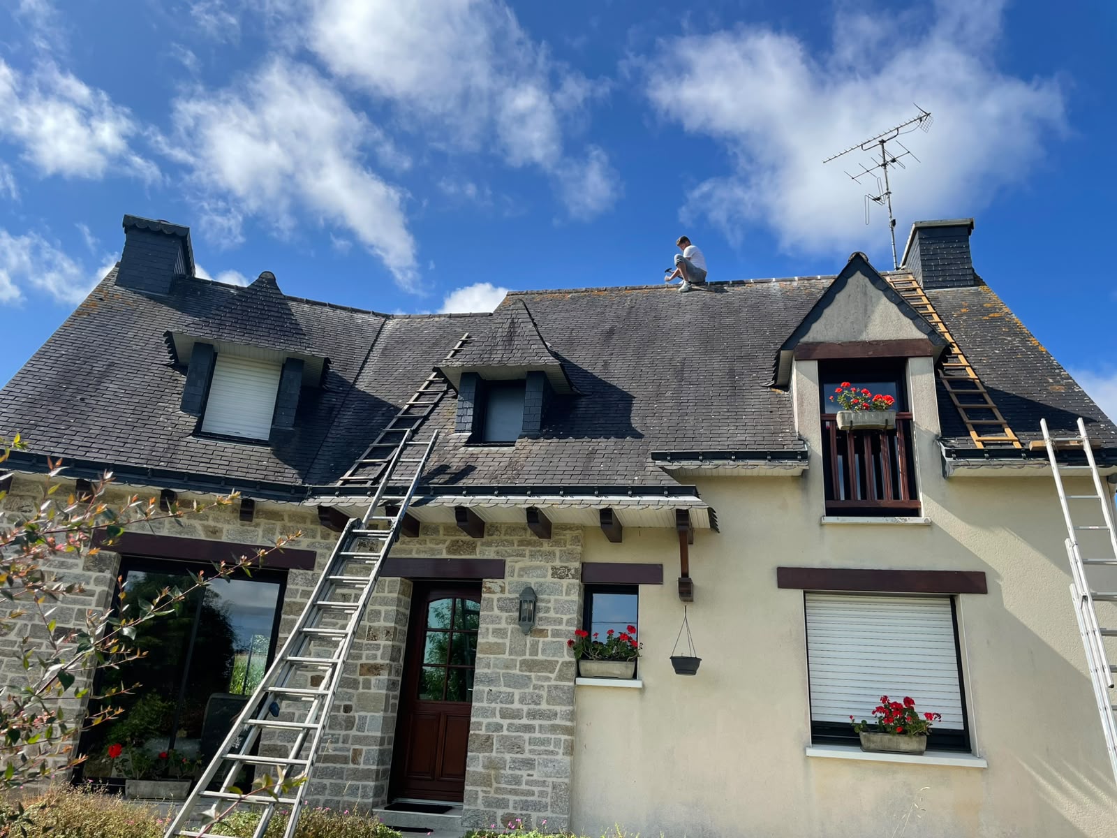 Toiture en ardoises à lucarnes encrassée par les lichens avant nettoyage par RP Couverture
