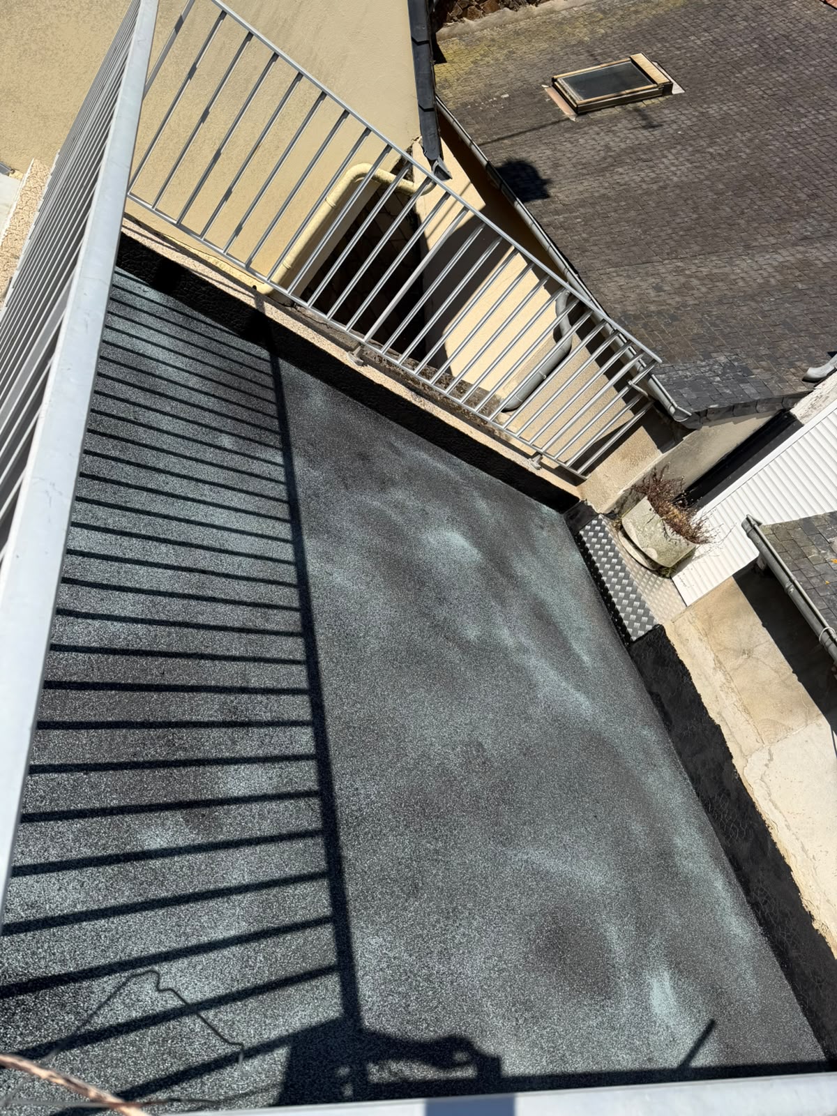 Terrasse toit plat terminée avec étanchéité neuve et finition protectrice
