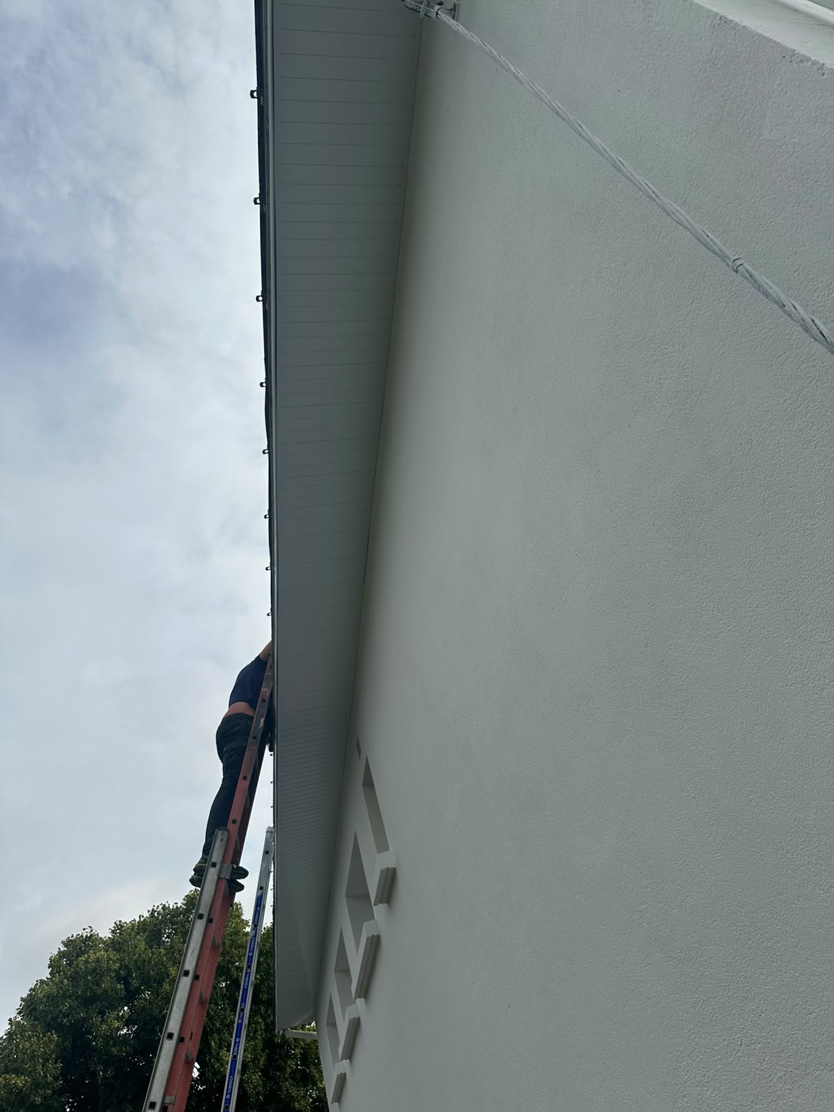 Nouveau lambris blanc posé sous le débord de toit par RP Couverture, couvreur dans les Côtes-d'Armor
