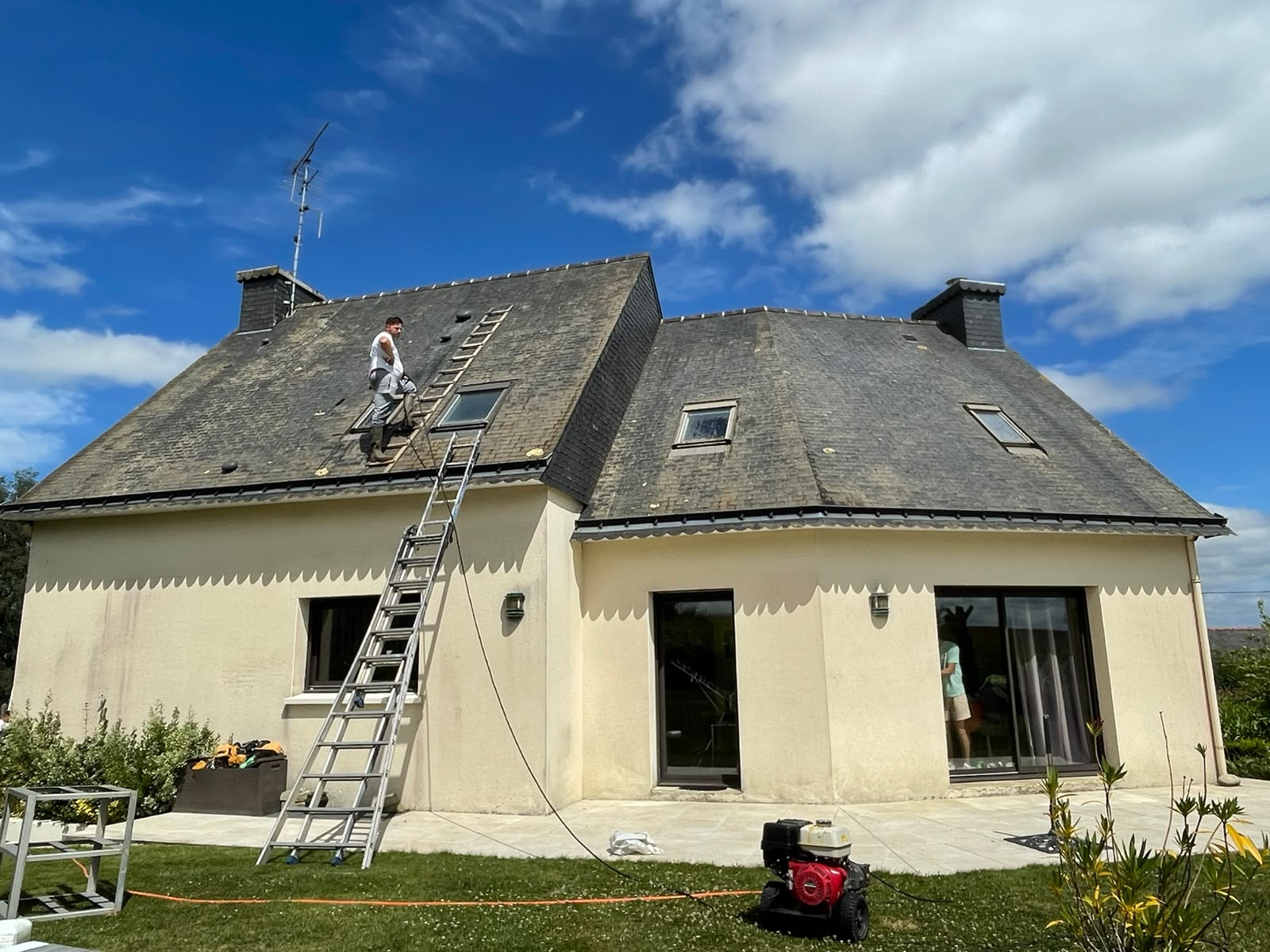 Toiture en ardoises couverte de mousse sur une maison néo-bretonne avant démoussage par RP Couverture