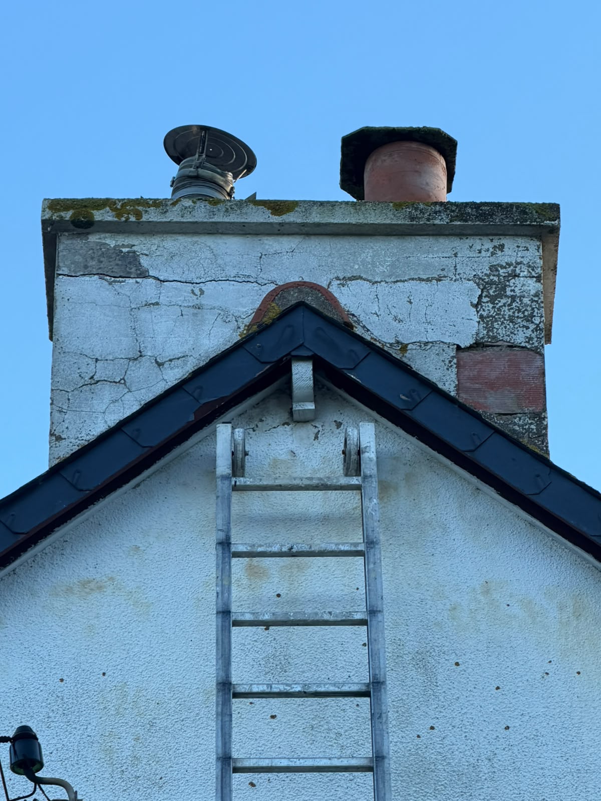 Souche de cheminée fissurée avec enduit éclaté avant rénovation par RP Couverture