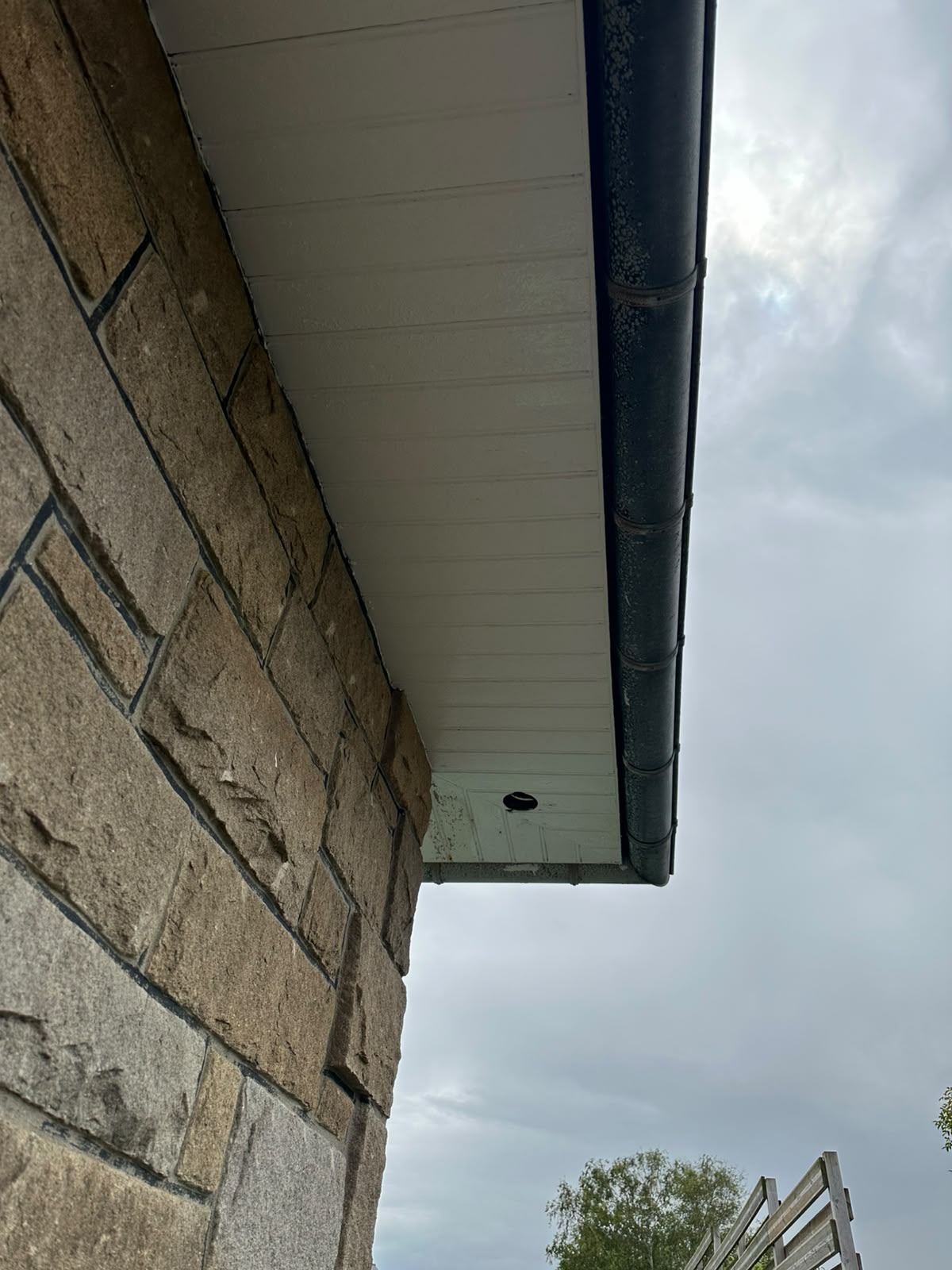 Lambris de débord de toit rénové et repeint par RP Couverture, couvreur à Ploufragan