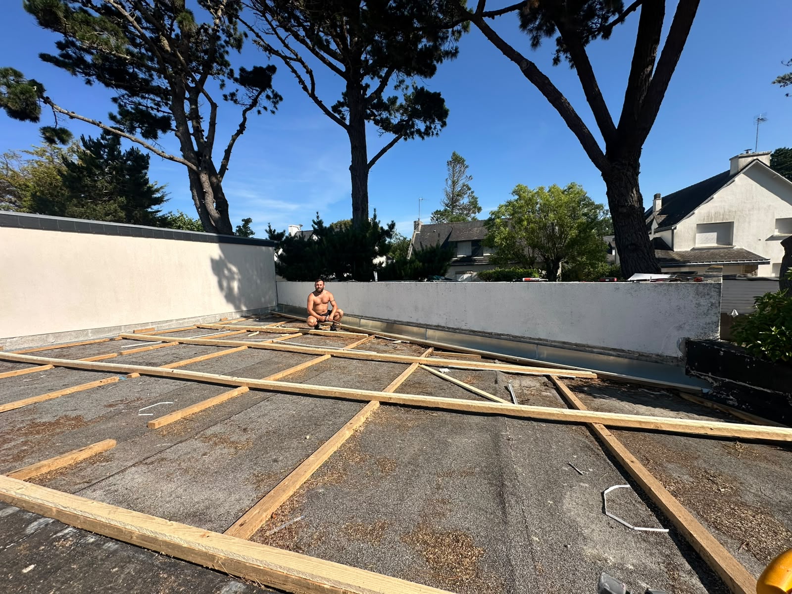 Dépose de l'ancien bac acier et pose de la nouvelle structure bois sur le toit