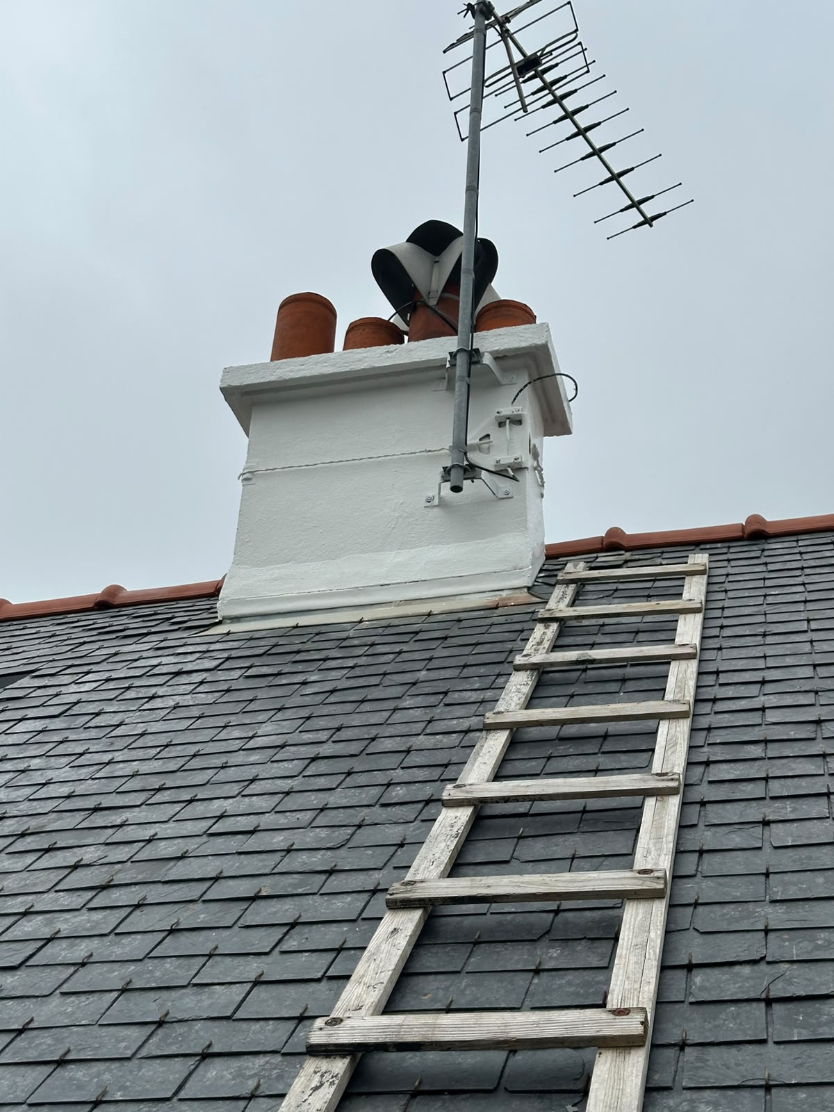 Souche de cheminée rénovée et repeinte en blanc avec solin refait par RP Couverture