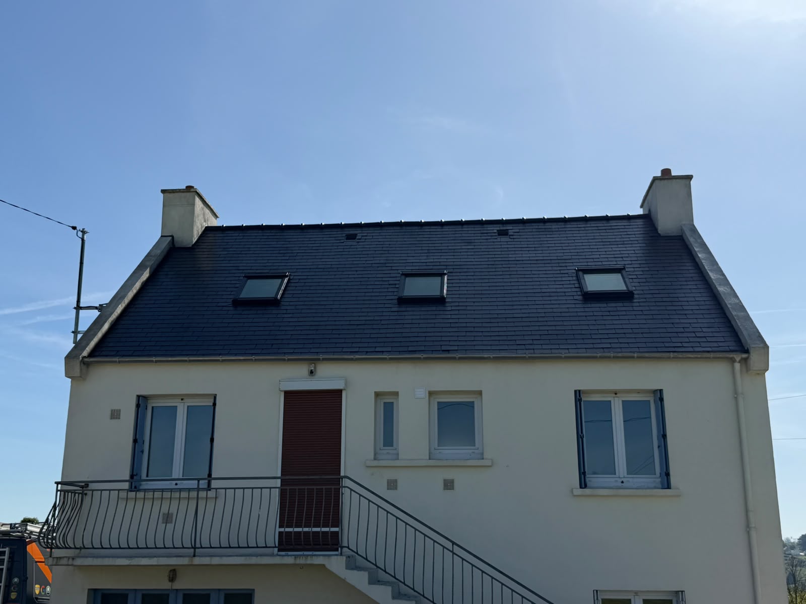 Toiture en ardoises uniforme après démoussage et application d'un hydrofuge par RP Couverture