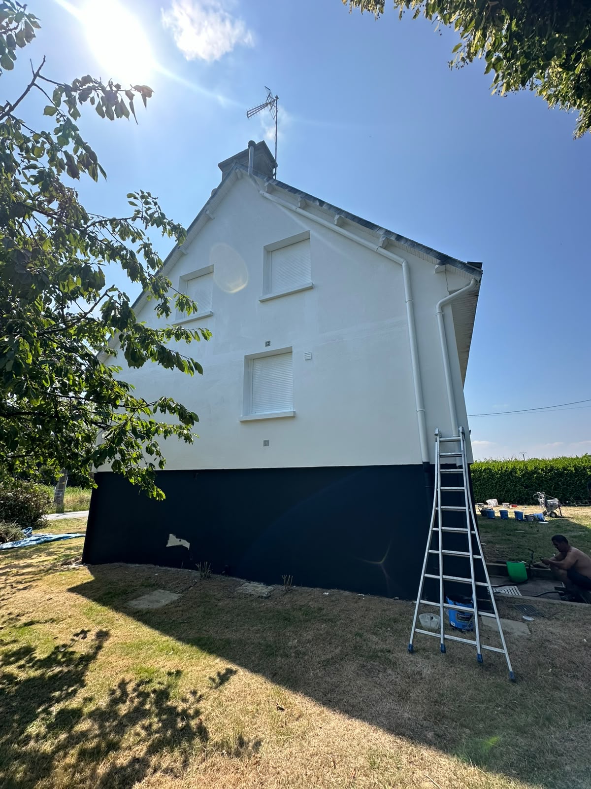 Pignon de maison nettoyé et repeint en blanc avec soubassement anthracite par RP Couverture