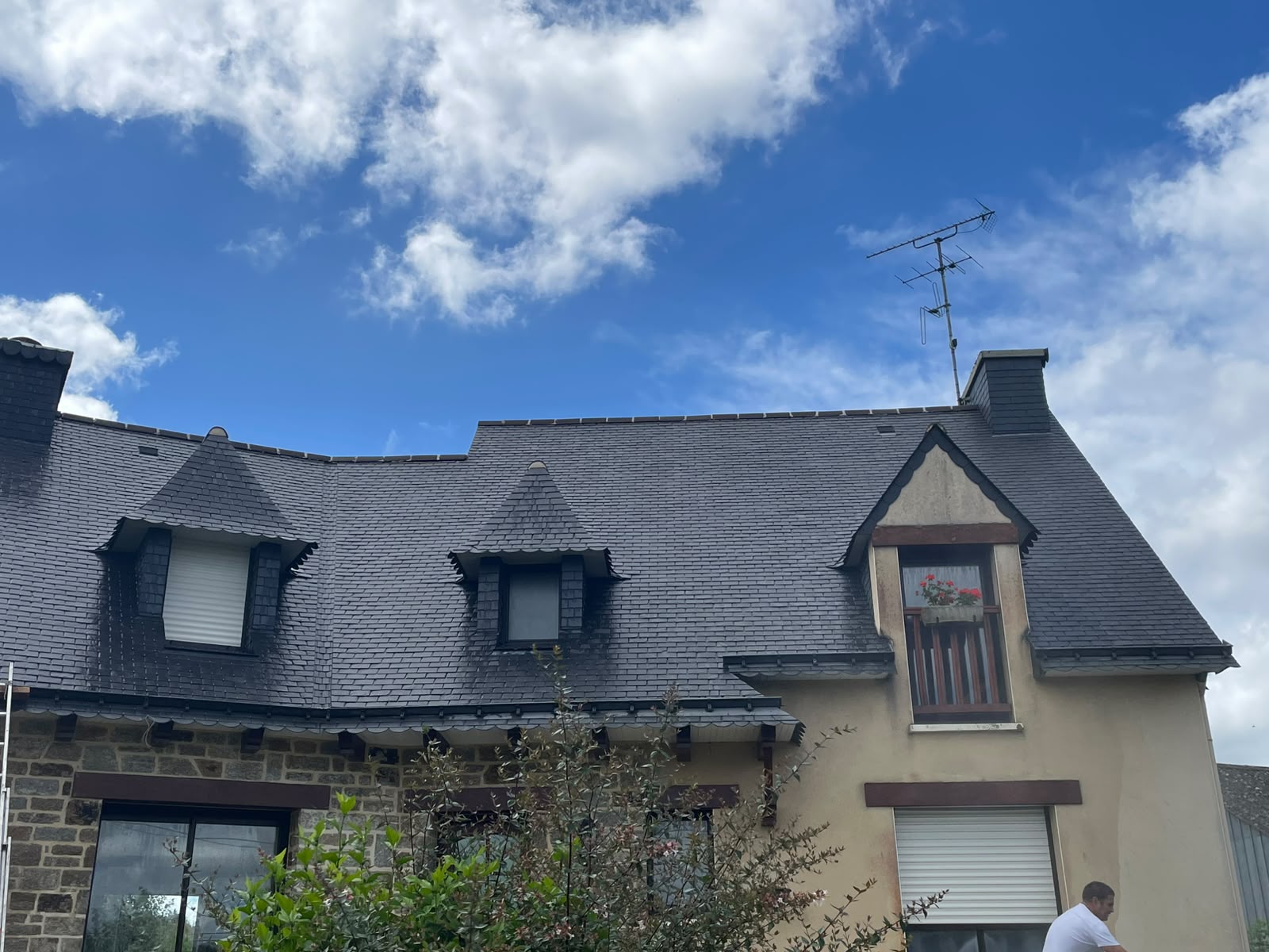 Toiture à lucarnes nettoyée et démoussée par RP Couverture, couvreur dans les Côtes-d'Armor