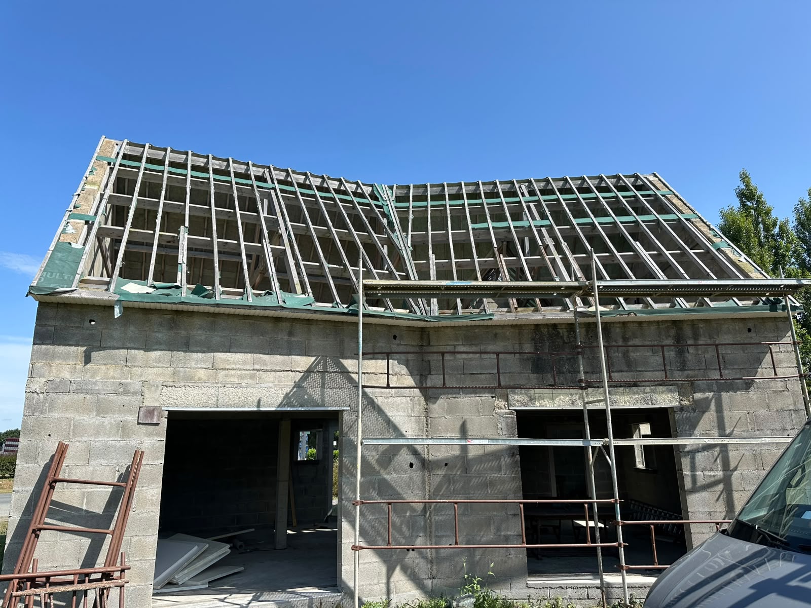 Charpente et écran de sous-toiture posés sur une maison neuve avant couverture