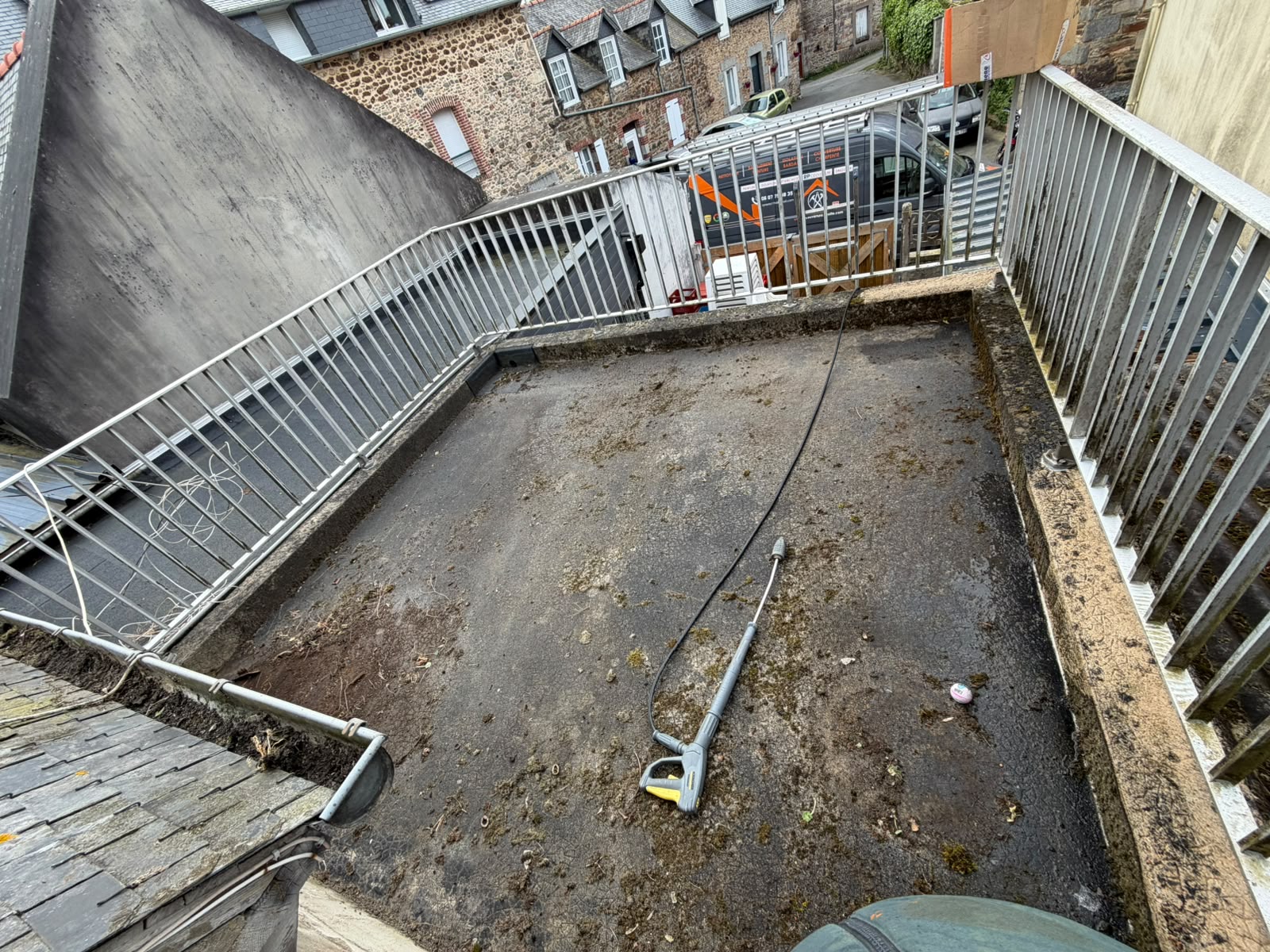 Terrasse toit plat nettoyée au nettoyeur haute pression avant pose de l'étanchéité