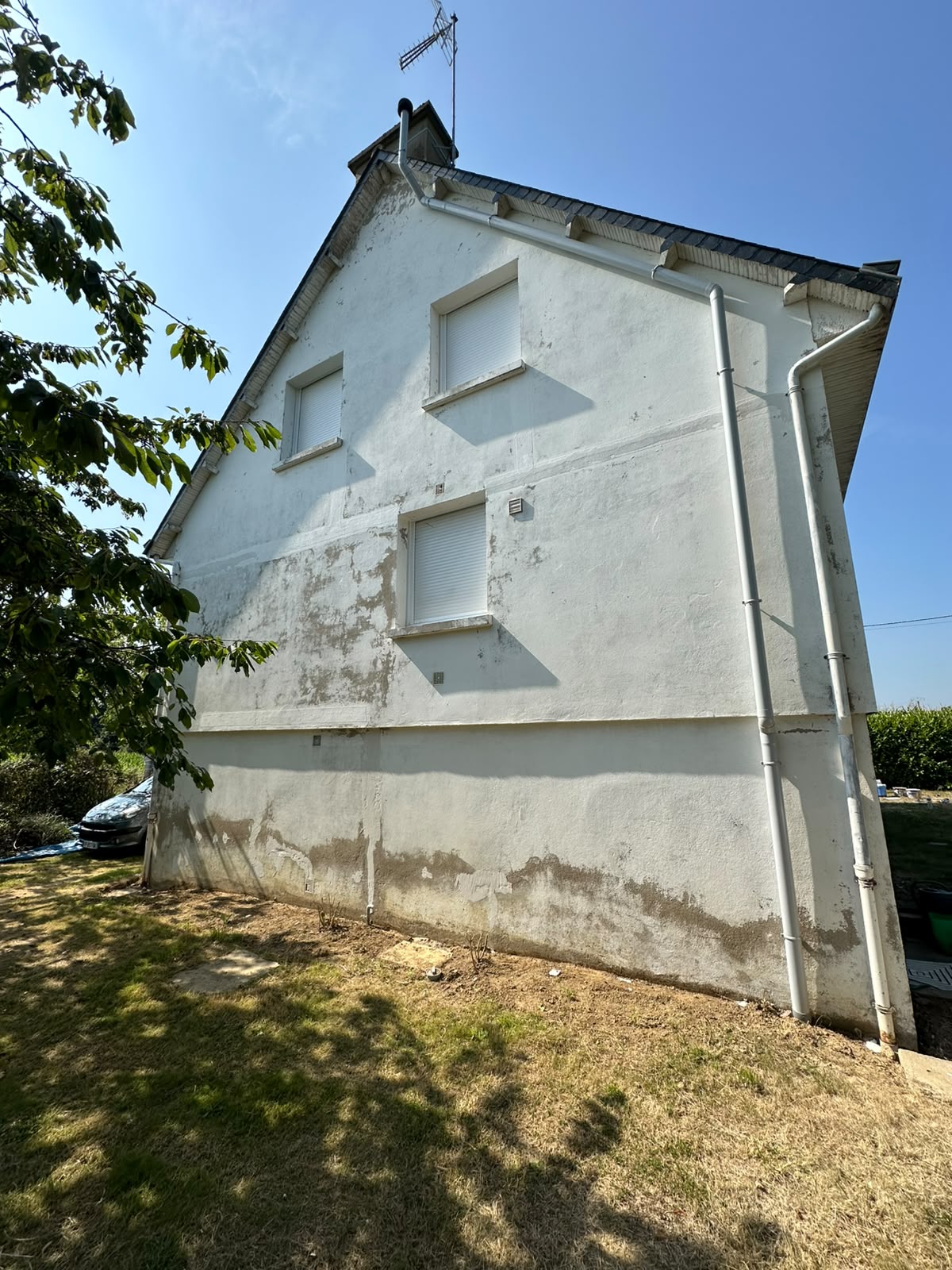 Pignon de maison encrassé avec traces d'humidité et de mousse avant nettoyage par RP Couverture