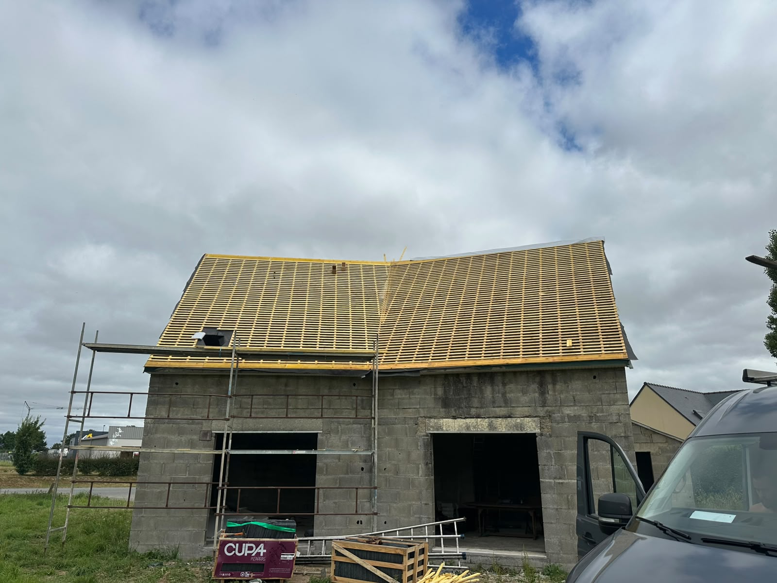 Liteaunage complet du toit d'une maison neuve avant pose des ardoises