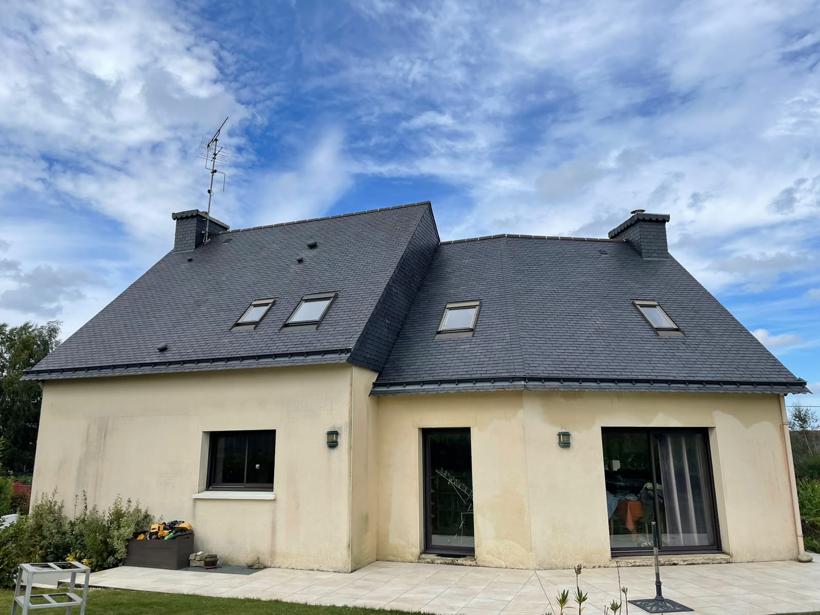 Toiture en ardoises entièrement démoussée et propre après intervention de RP Couverture