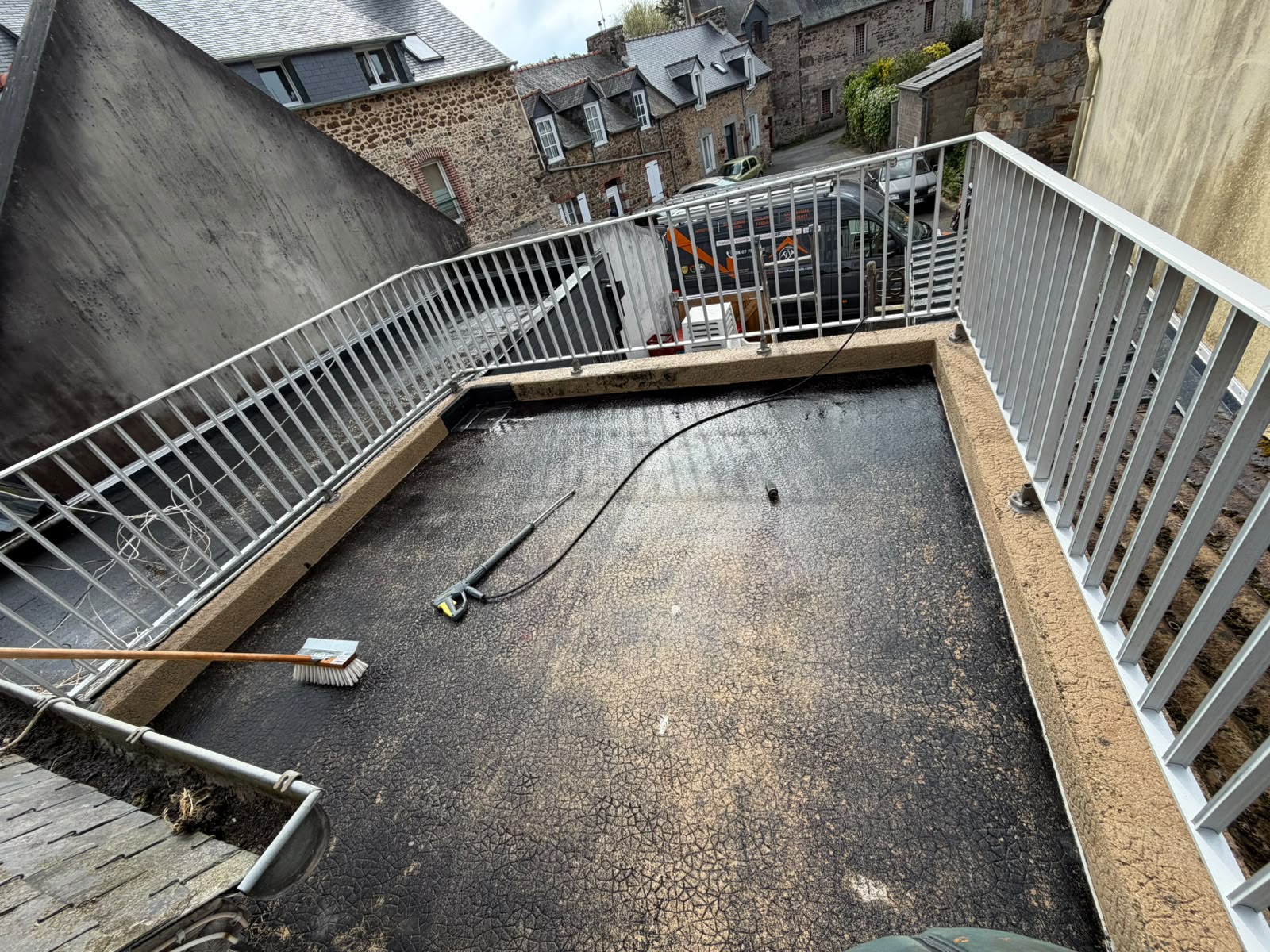 Pose d'une nouvelle étanchéité bitumineuse sur la terrasse en toit plat