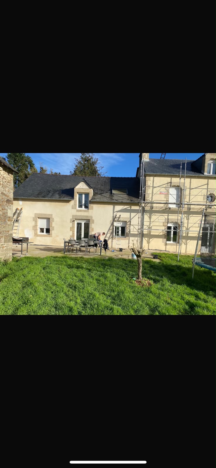 Façade de longère grisée et encrassée avant nettoyage et ravalement par RP Couverture