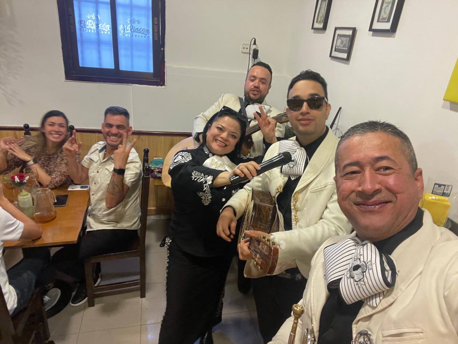Mariachi Acapulco en restaurante de Madrid - serenata mexicana en vivo para comensales