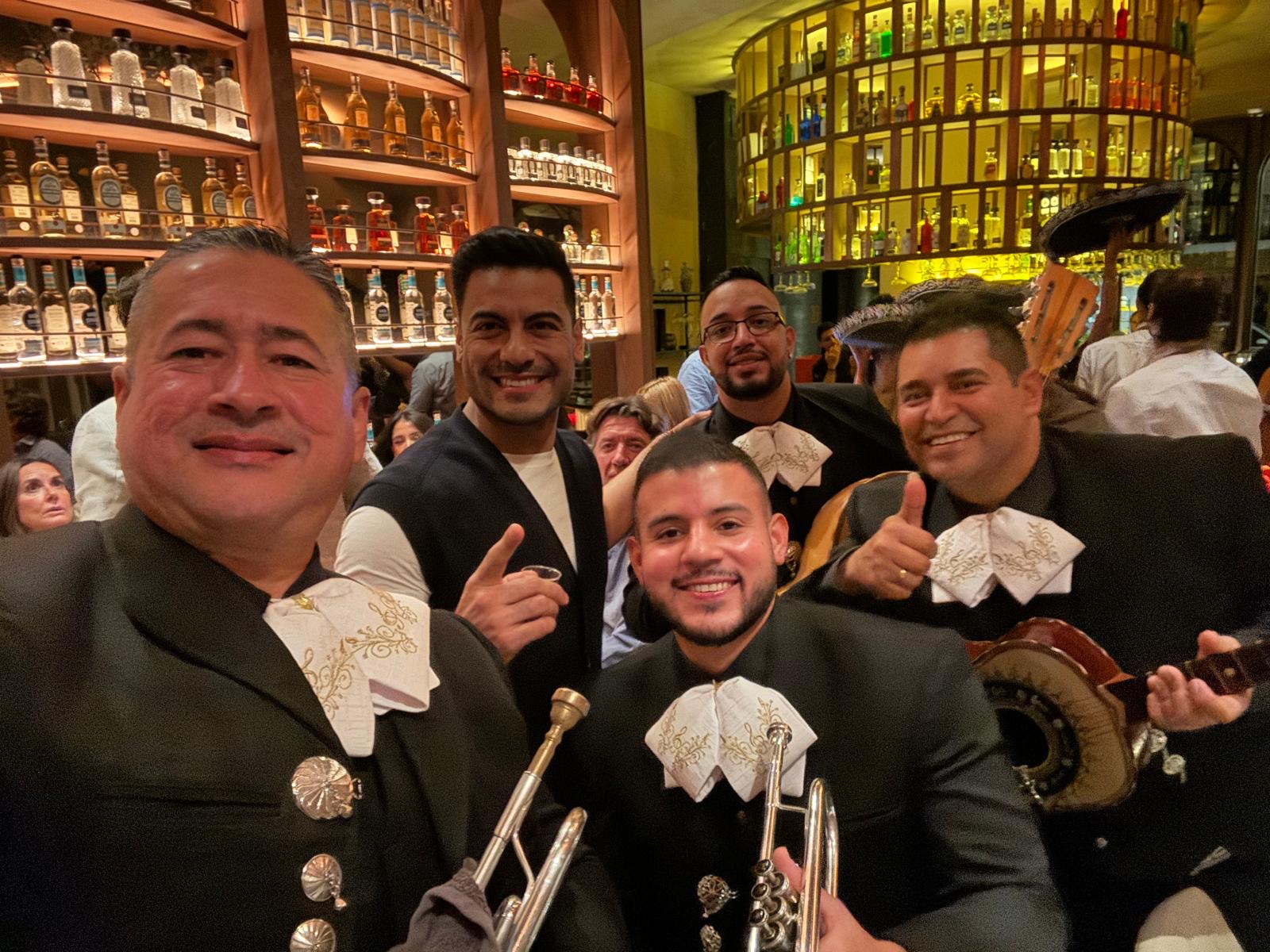 Mariachi Acapulco Madrid - grupo de mariachis posando con trompetas en evento