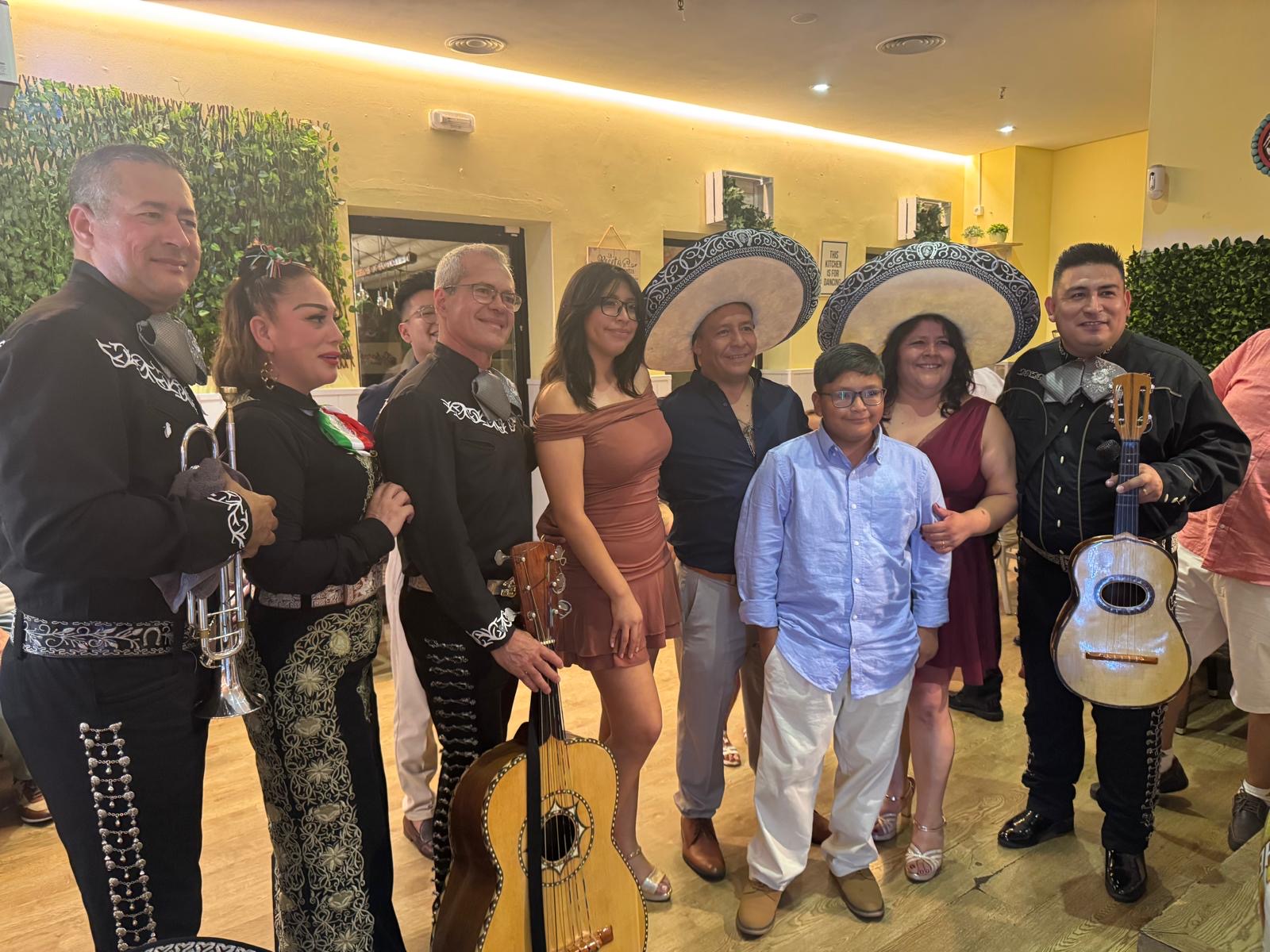 Mariachi Acapulco en fiesta privada en Madrid - grupo con invitados en celebración festiva