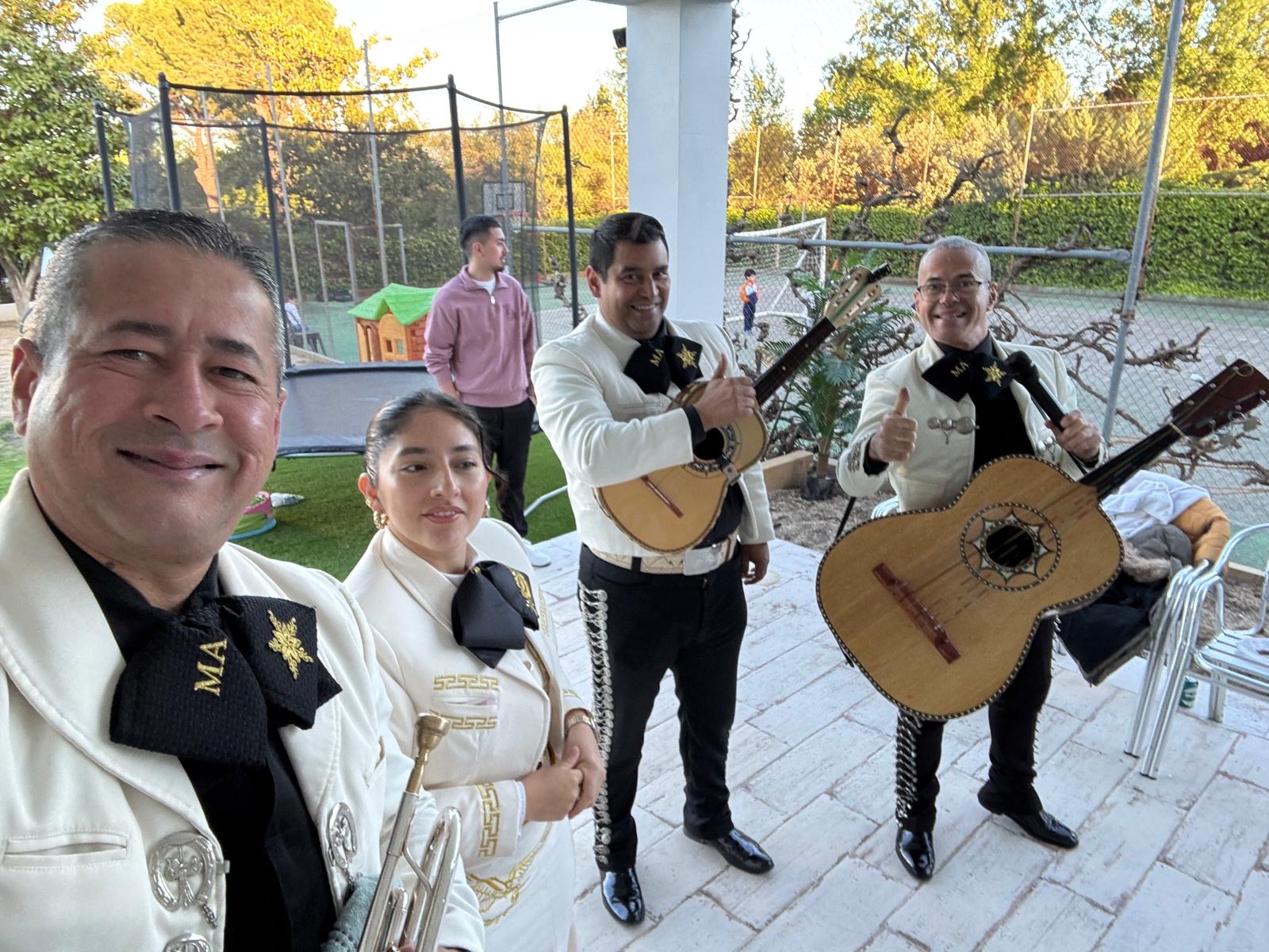 Mariachi Acapulco en fiesta de jardín en Madrid - cuarteto con trajes charro color crema en exterior