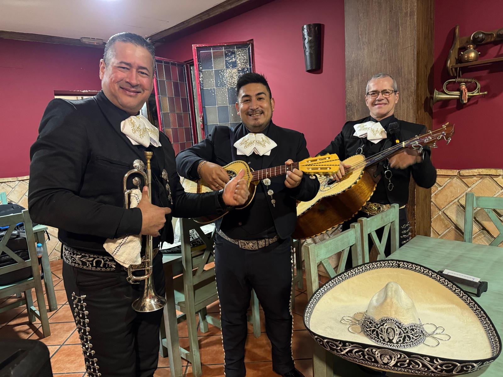 Mariachi Acapulco Madrid - músicos mexicanos profesionales con vihuela y guitarrón