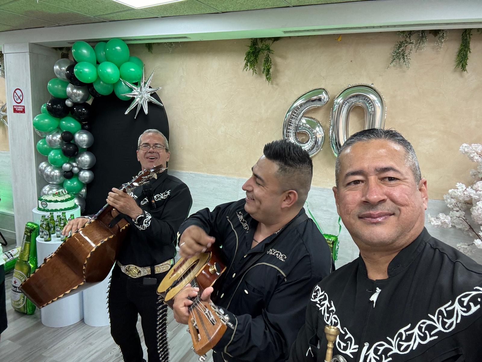 Mariachi Acapulco en aniversario 60 en Madrid - serenata con globos plateados de cumpleaños