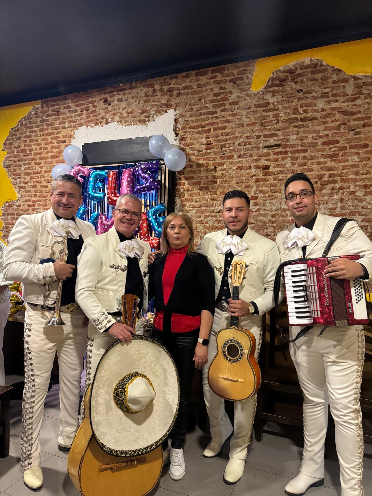 Mariachi Acapulco en cumpleaños en Madrid - grupo con trajes blancos y globos FELIZ CUMPLE